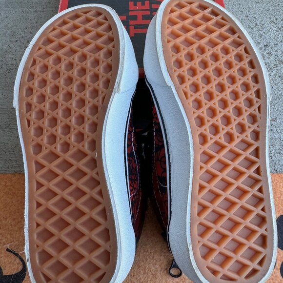 VANS x Stranger Things Sk8-Hi Zip Reissue Friends Don't Lie KIDS SHOES - Picture 5 of 11